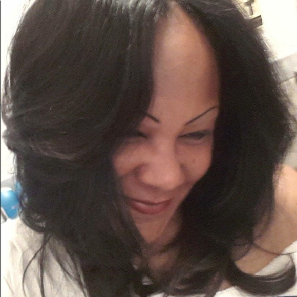 Meet your Posher, Nicole - Picture 2 of 2